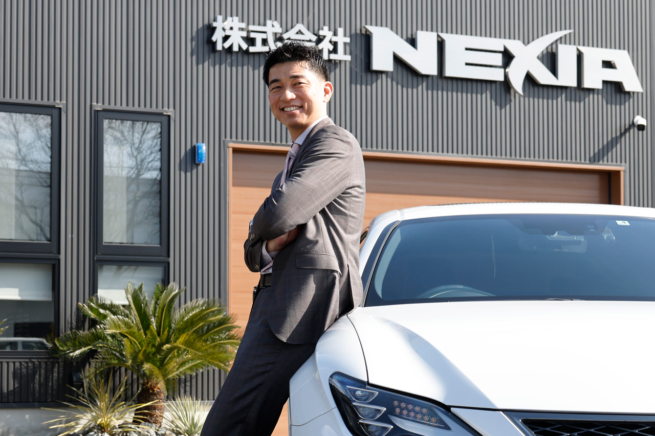 株式会社NEXIAの正面玄関と中沢代表